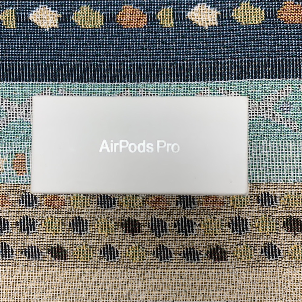 🍺Apple AirPods Pro Generation with MagSafe Wireless Charging Case - White - Picture 3 of 4